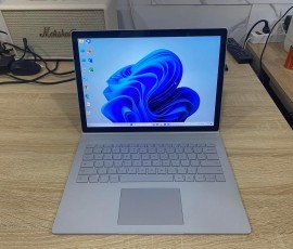 Surface Book 2 13 inch Core i5 RAM 8GB SSD 256GB Like new